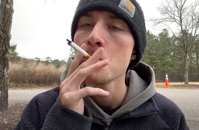 Лечение зависимости от табакокурения в Шахтах Мужчина с сигаретой делает затяжку