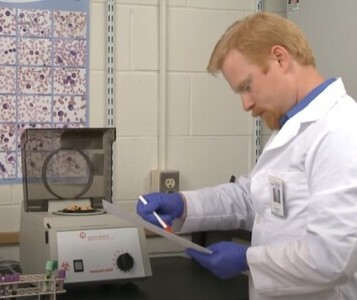 Клиника лечения наркозависимости в Шахтах Врач в кабинете клиники