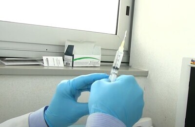 Проведение кодирования Вивитролом в Шахтах Шприц с Вивитролом в руках у врача